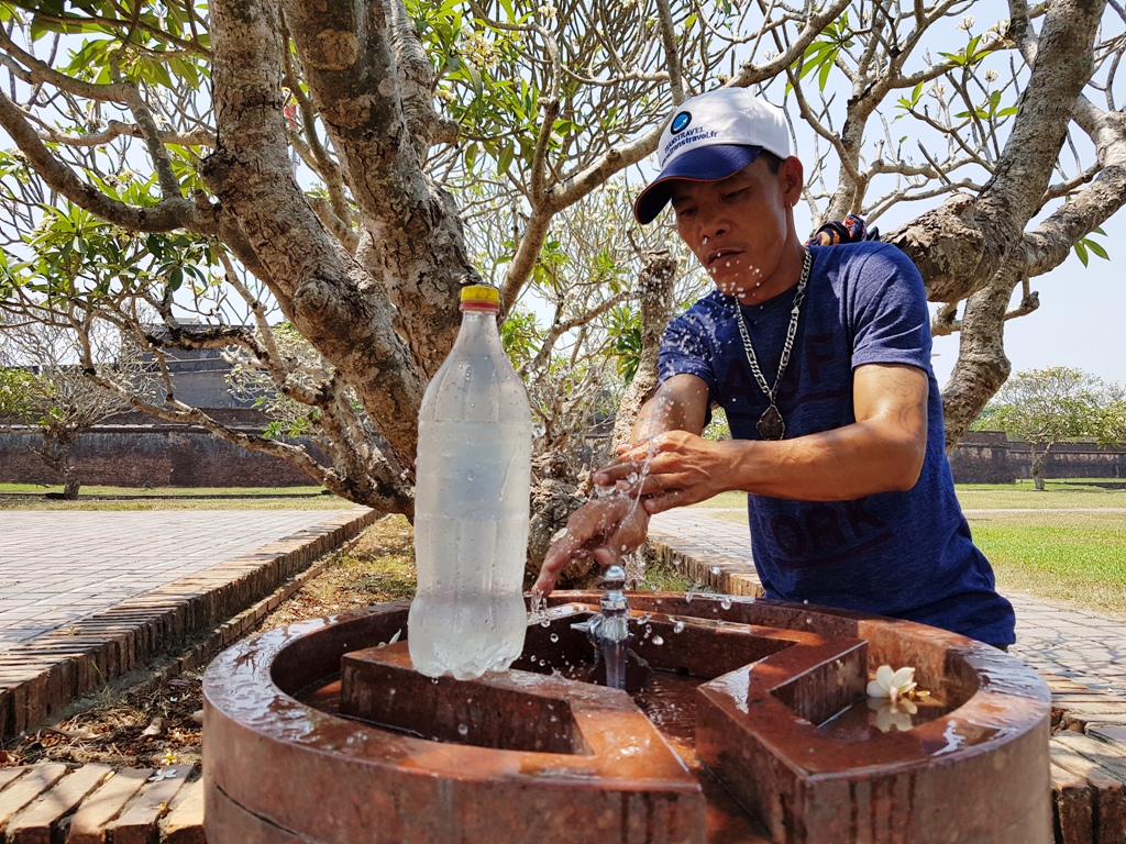Nhiệt độ có nơi trên 40 độ C, người dân vật vã vì nắng nóng