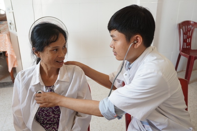 Hơn 300 người nghèo, người cao tuổi được khám cấp thuốc miễn phí