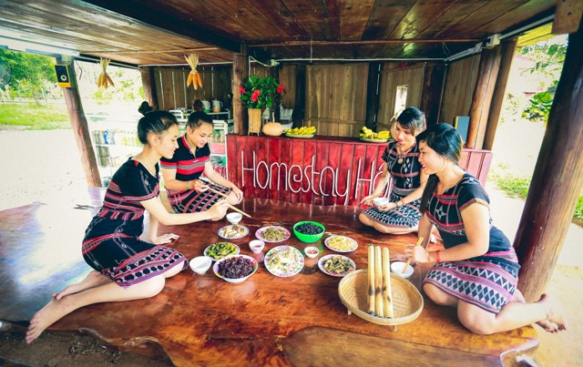 Giảm nghèo bền vững ở A Lưới Trao “cần câu” thay vì “xâu cá”