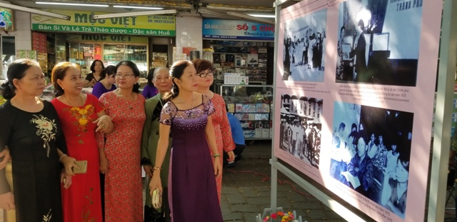 Displaying photos of Dong Ba market past and present