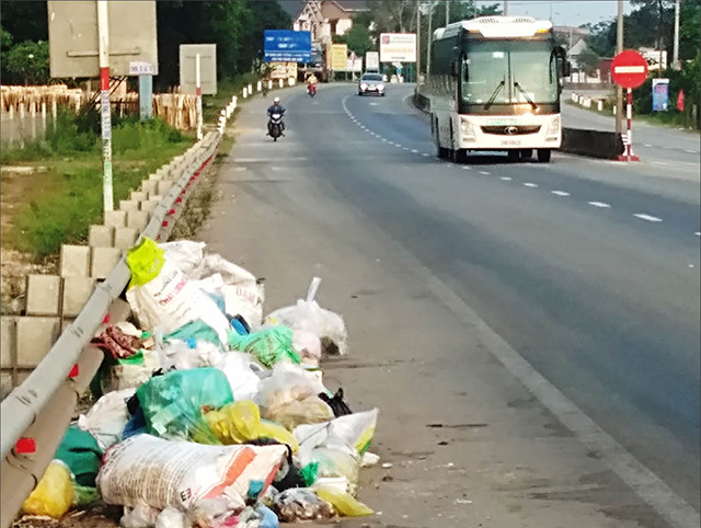 Đống rác ven quốc lộ