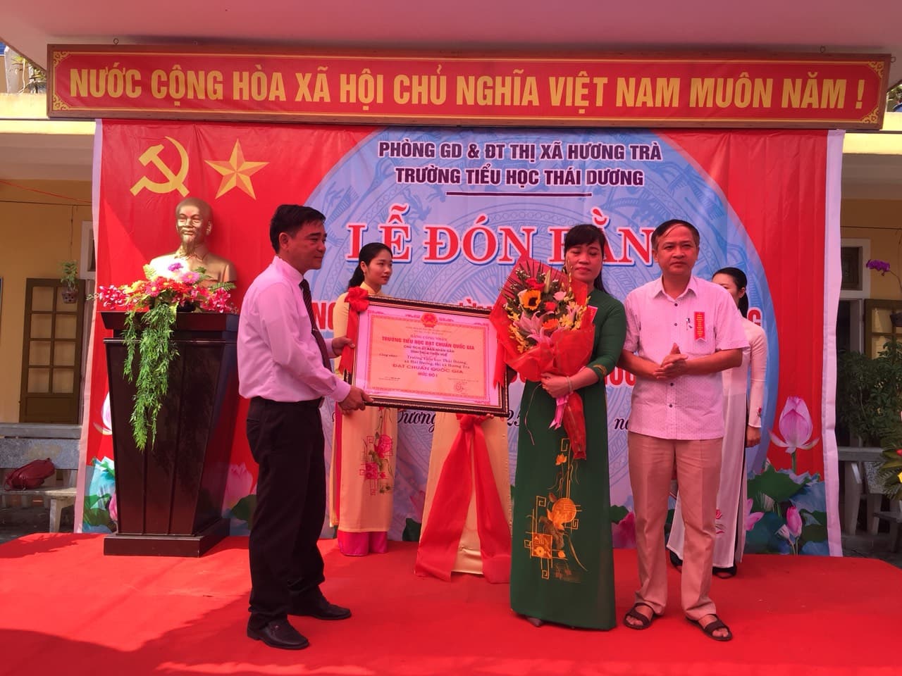 Tiểu học Thái Dương đón Bằng công nhận đạt chuẩn Quốc gia mức độ 1