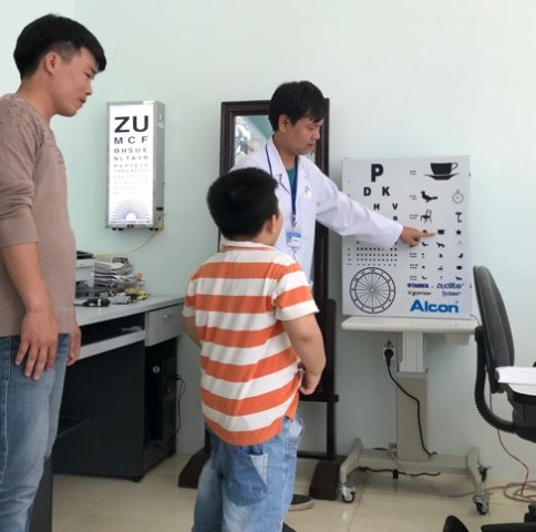 Điều trị miễn phí cho gần 50 học sinh có nguy cơ mắc bệnh về mắt