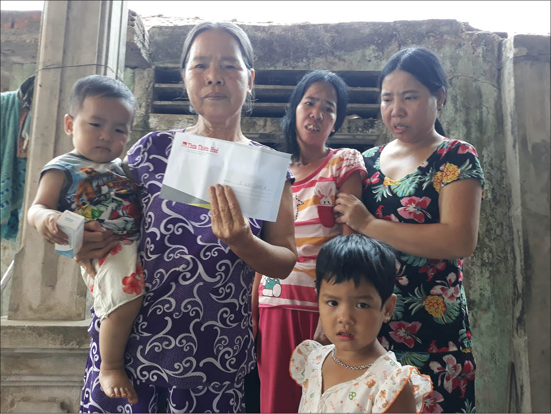 Trao 3,2 triệu đồng đến gia đình bà Lê Thị Bê