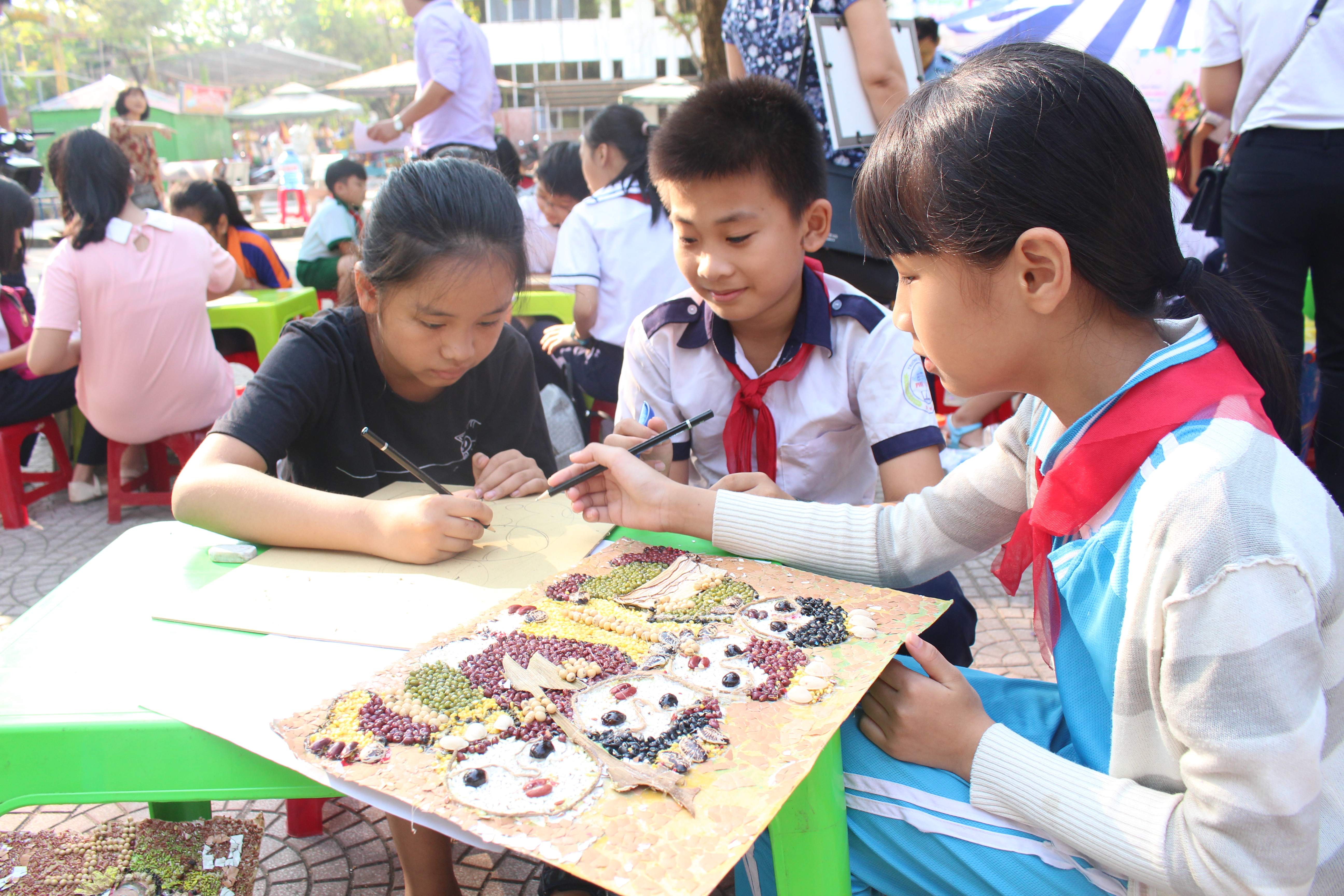 400 học sinh trổ tài múa cọ với Sắc màu Huế trong em