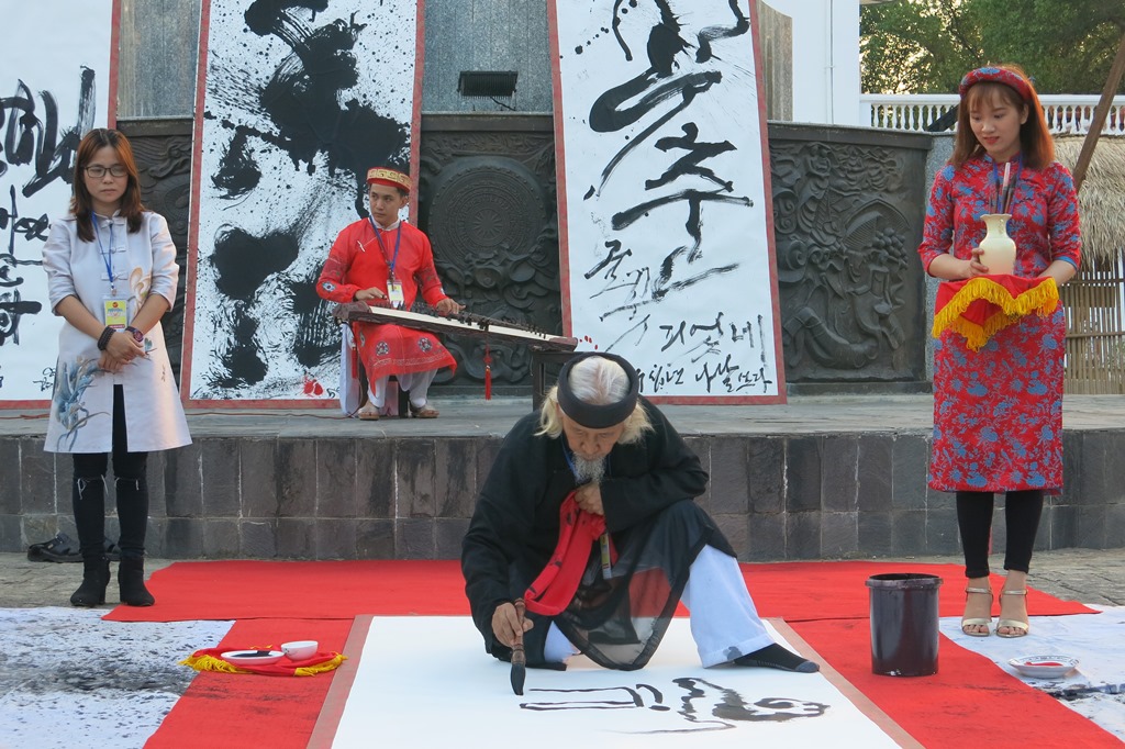 Biểu diễn đại tự khai mạc không gian thư pháp Huế