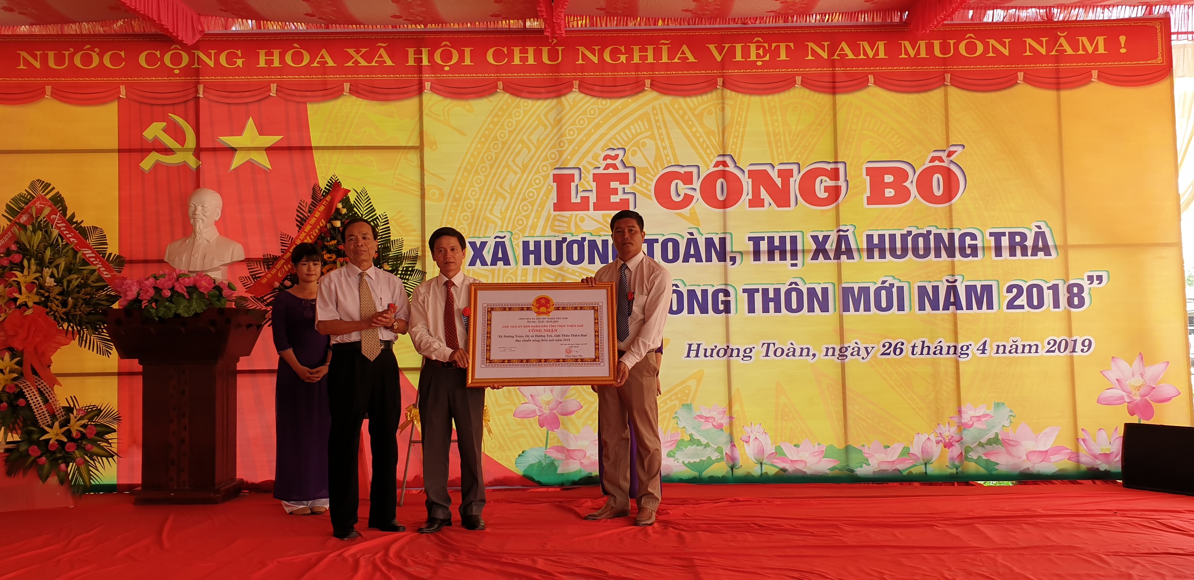 Hương Toàn công bố xã đạt chuẩn nông thôn mới