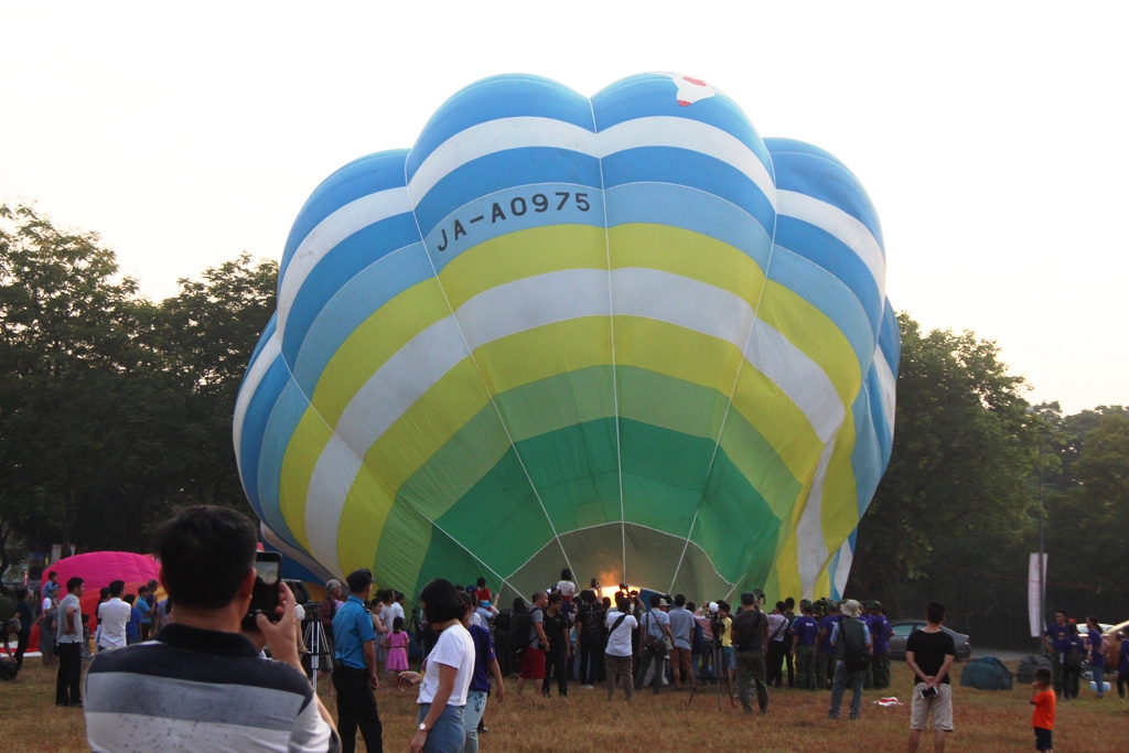 Khinh khí cầu quốc tế tung bay trên bầu trời Huế
