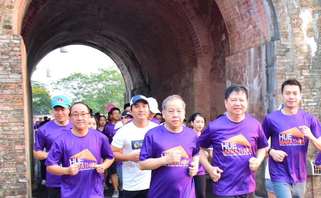 Hơn 1 300 VĐV tham dự Full marathon lần đầu tiên khởi tranh tại Huế