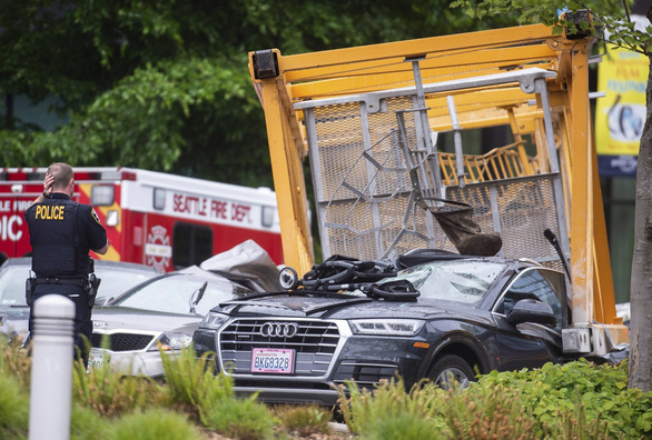 Mỹ cần cẩu rớt thẳng xuống giữa đường khiến 4 người thiệt mạng