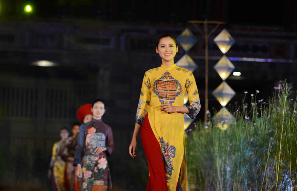 Mãn nhãn với “Áo dài trên con đường di sản”