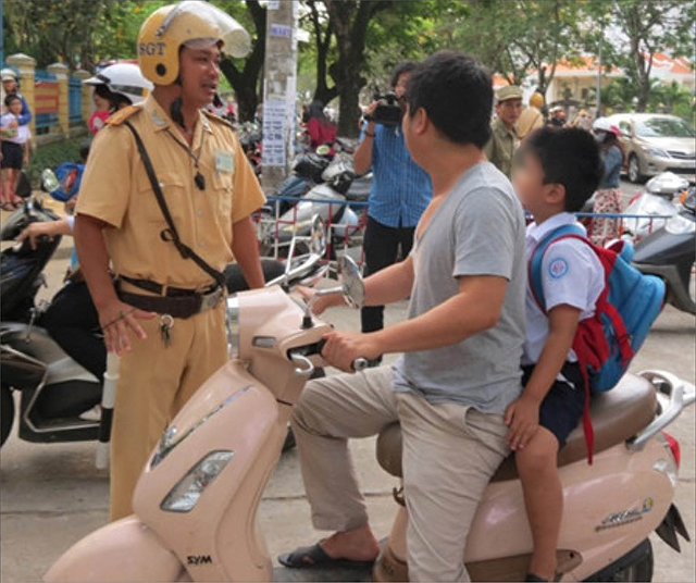 Đội mũ bảo hiểm cho trẻ em Tránh đối phó