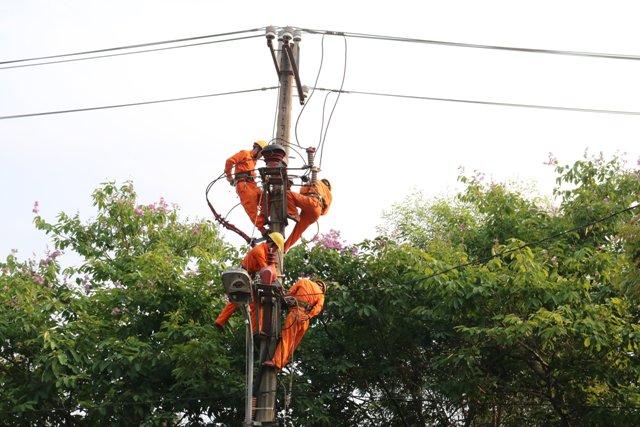 Thực hiện công tác đảm bảo cấp điện tại Khu công nghiệp Phú Bài