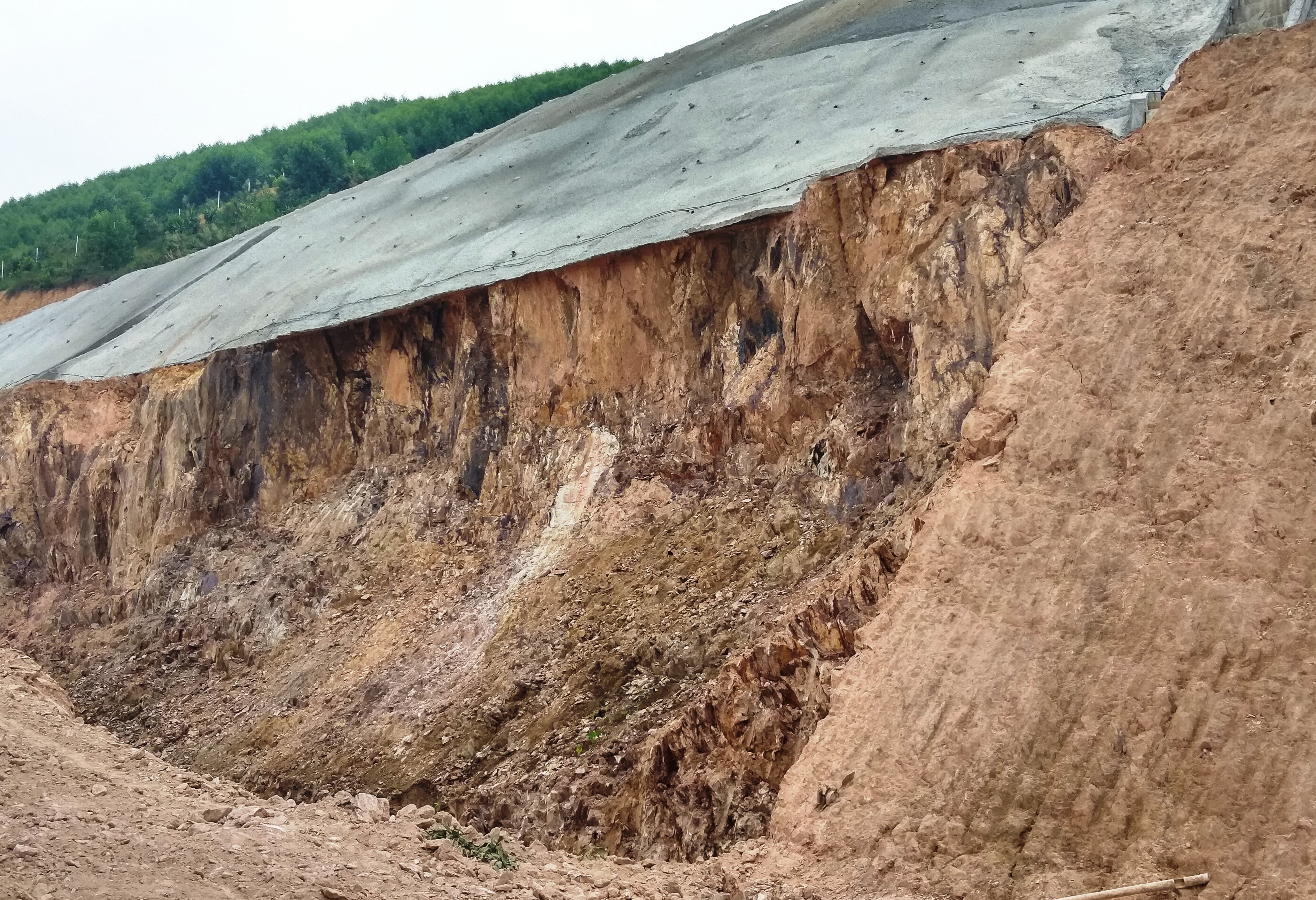 Khắc phục sạt lở tuyến cao tốc La Sơn- Túy Loan