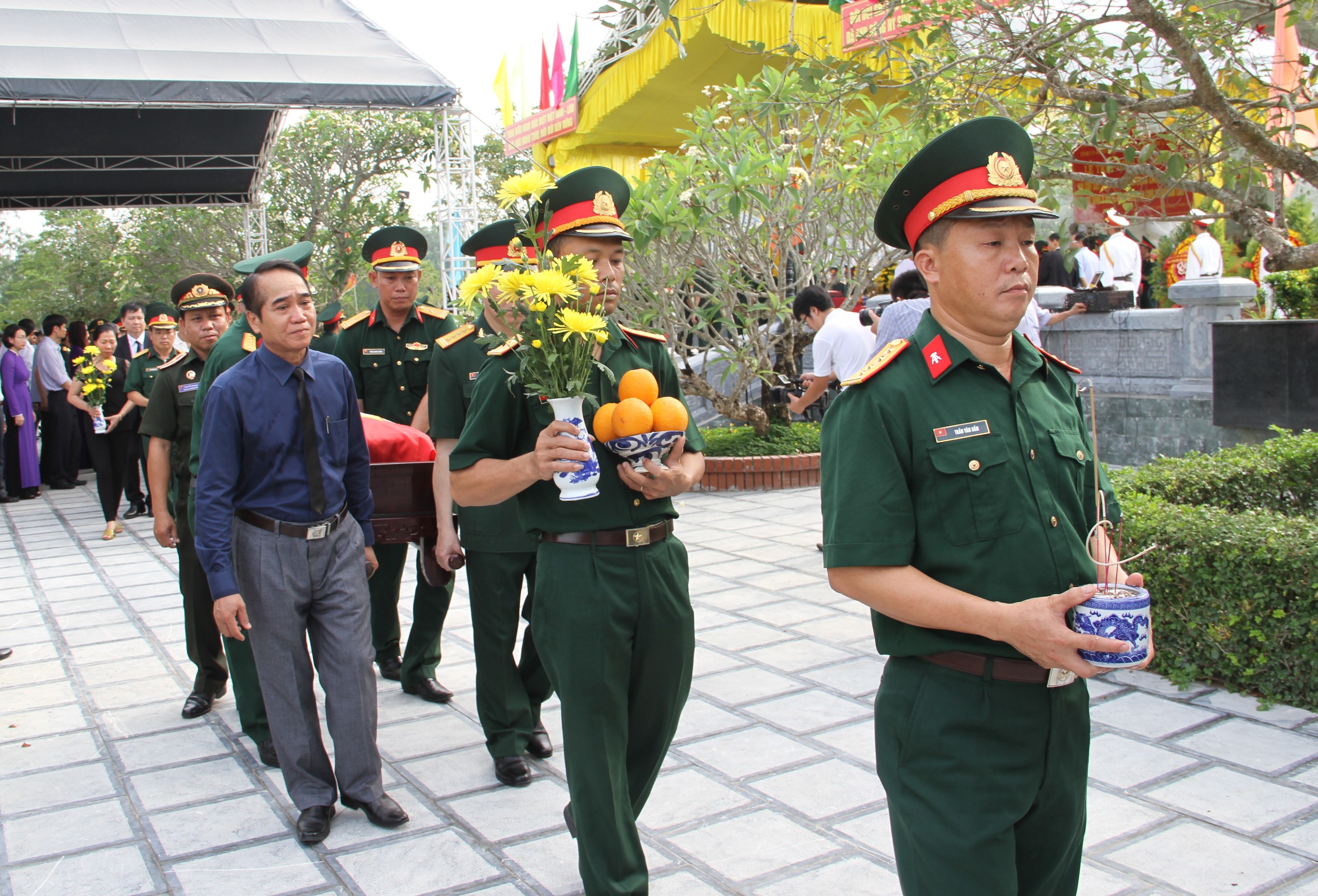 Truy điệu và an táng 18 hài cốt liệt sĩ quân tình nguyện Việt Nam hi sinh tại Lào