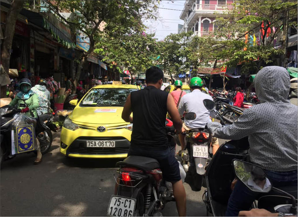 Đường Nguyễn Văn Cừ thường bị tắc nghẽn