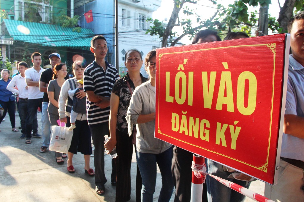 Rồng rắn xếp hàng chờ lấy phiếu tiêm vắc xin