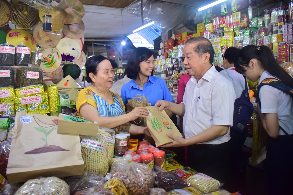 Hue City Government agencies must be pioneers in the Anti-plastic waste campaign