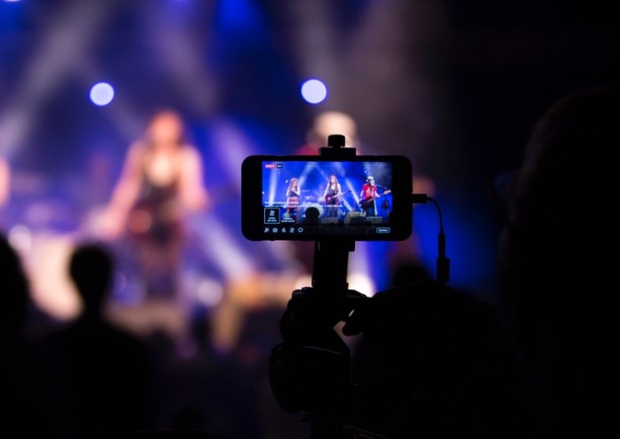 Facebook siết chặt quy định livestream để chống lại bạo lực trực tuyến