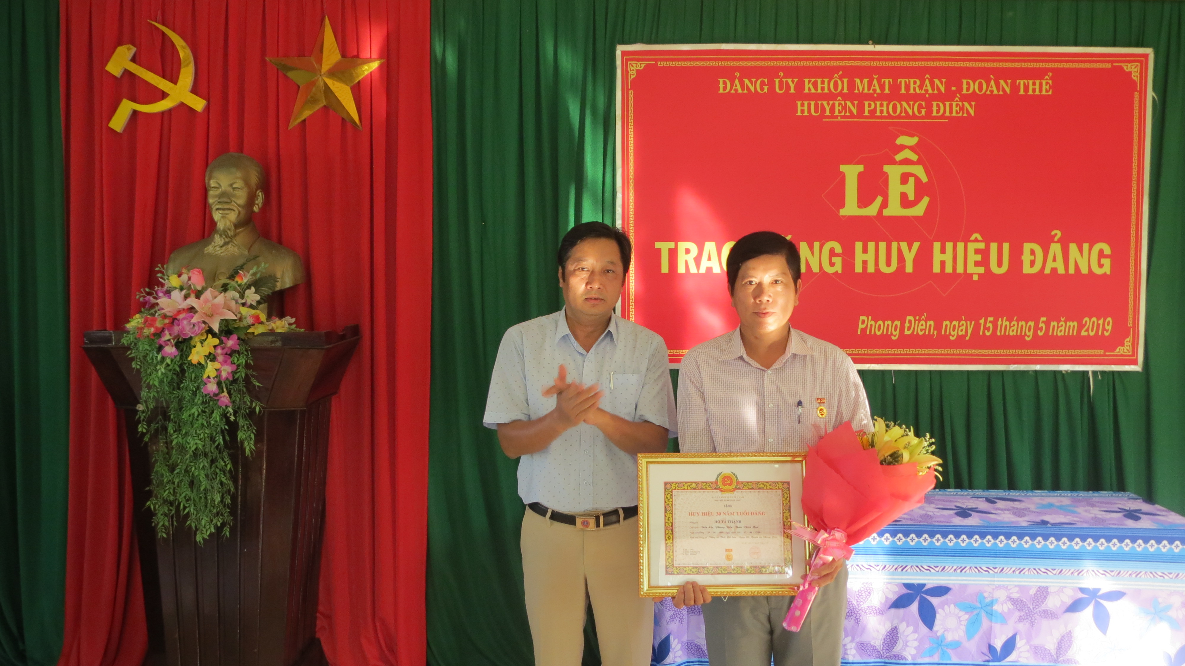 Phong Điền 26 đảng viên được trao Huy hiệu Đảng đợt 19 5