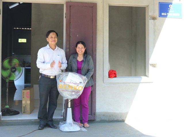 Bàn giao nhà tình nghĩa cho bà Nguyễn Thị Thanh Tâm