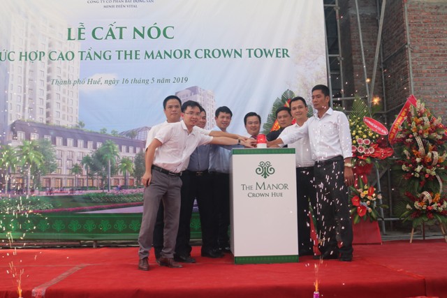 Cất nóc nhà phức hợp cao tầng The Manor Crown Tower