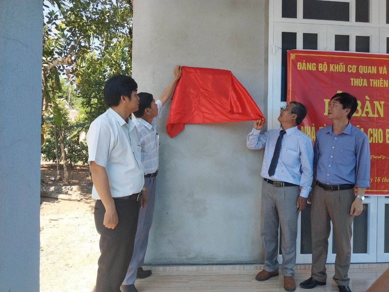 Bàn giao nhà tình nghĩa cho gia đình bà Hoàng Thị Gà