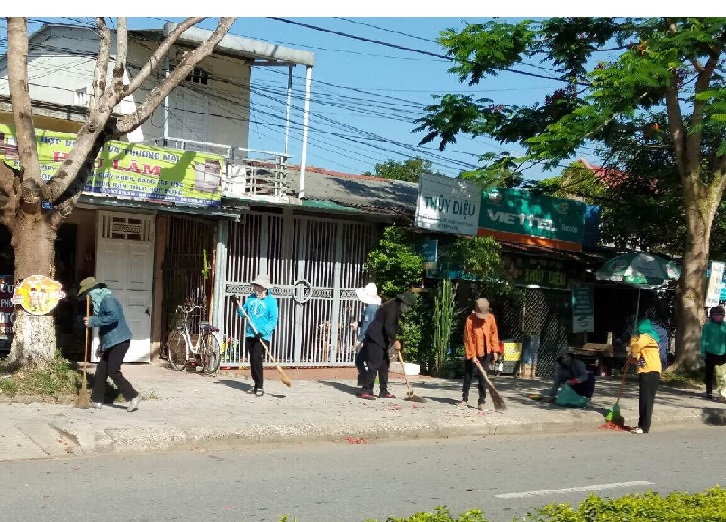 Hơn 300 phụ nữ A Lưới ra quân làm vệ sinh môi trường