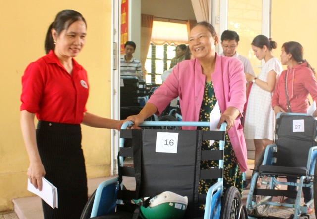 Trao 30 xe lăn cho người khuyết tật