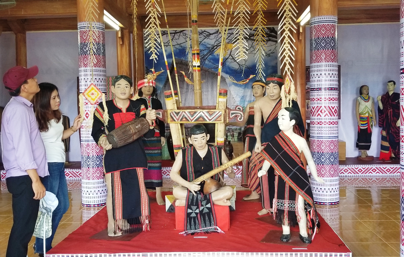 Trưng bày hàng trăm hiện vật thể hiện đời sống đồng bào dân tộc thiểu số