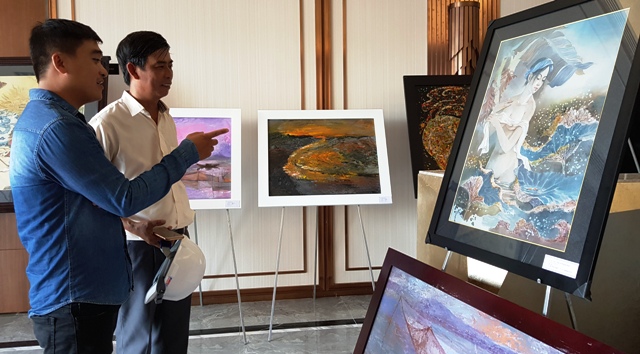Displaying nearly 100 paintings and photographic works about Lang Co