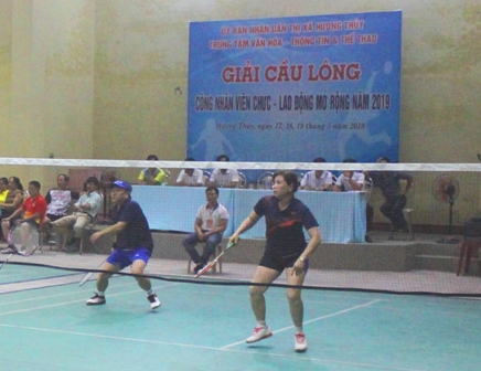 Khởi tranh giải cầu lông CNVC-LĐ TX Hương Thủy mở rộng