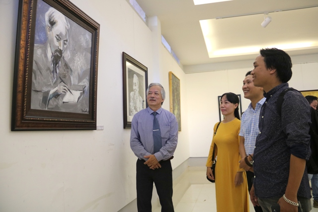 Gần 30 tác phẩm tham gia triển lãm “Dấu ấn một cuộc đời sắc son”