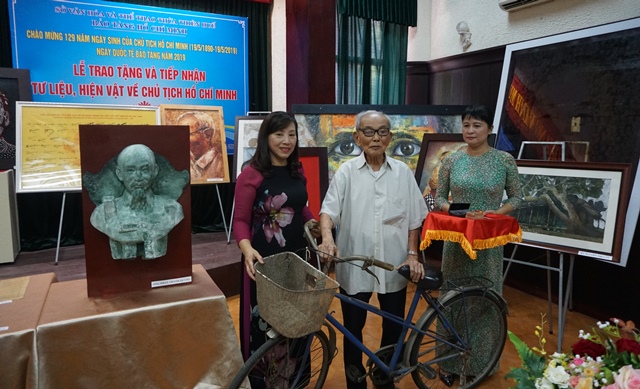 Trao tặng 30 hiện vật cho Bảo tàng Hồ Chí Minh