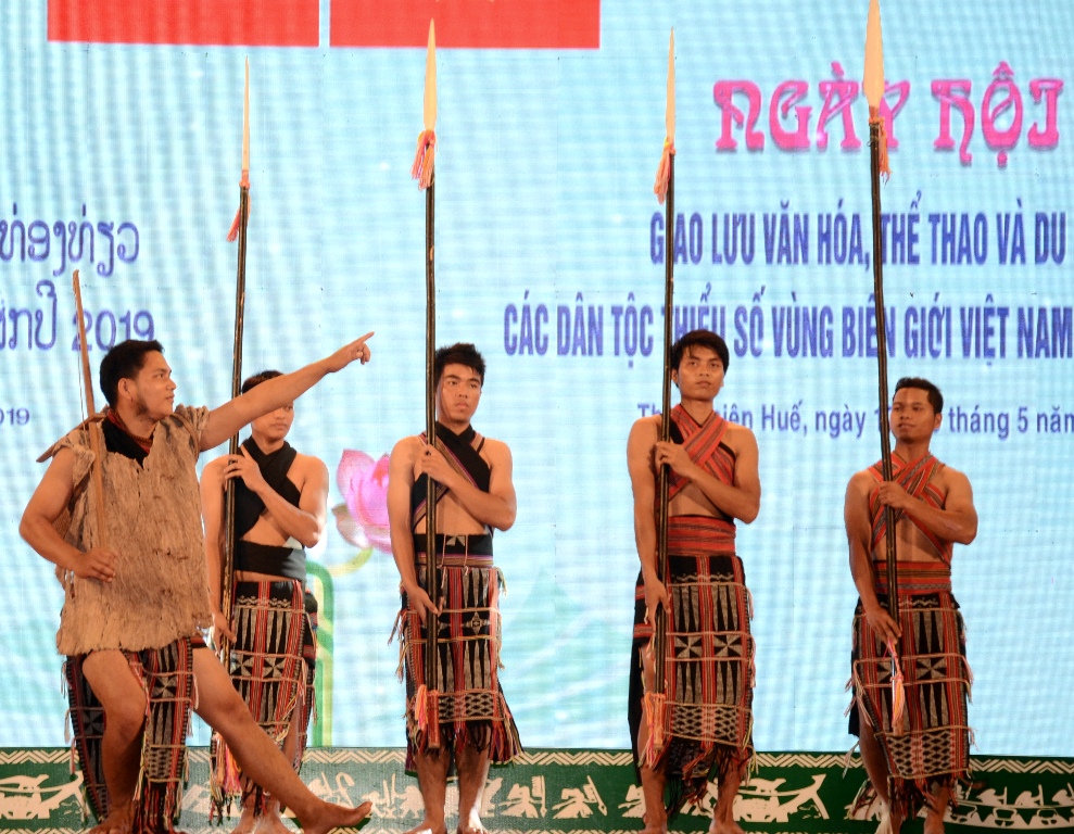 Ấn tượng đêm trình diễn nghệ thuật  trang phục truyền thống các dân tộc Việt - Lào