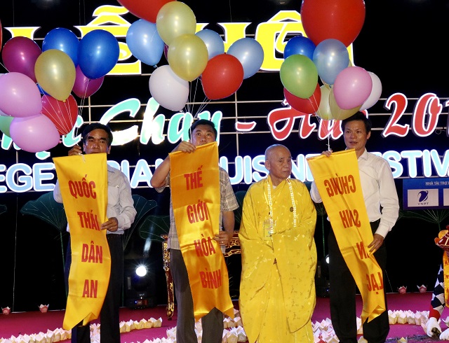 Đêm hội Hoa đăng thu hút hàng nghìn du khách tham gia