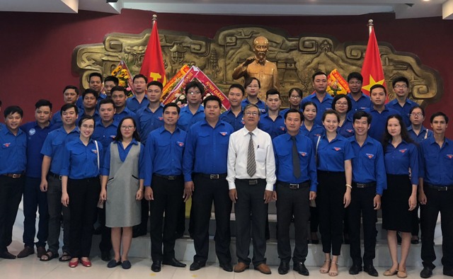 Đoàn Khối Cơ quan và Doanh nghiệp tỉnh dâng hoa, báo công lên Bác