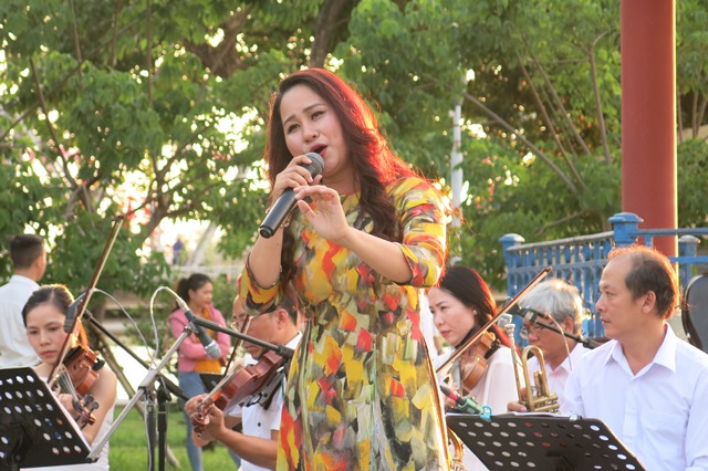 Hoa thơm dâng Bác