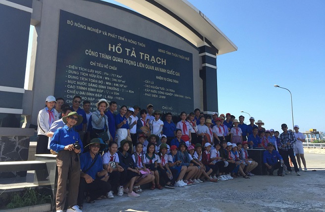 Đội viên, học sinh Hương Trà tham gia hành trình “Về nguồn”