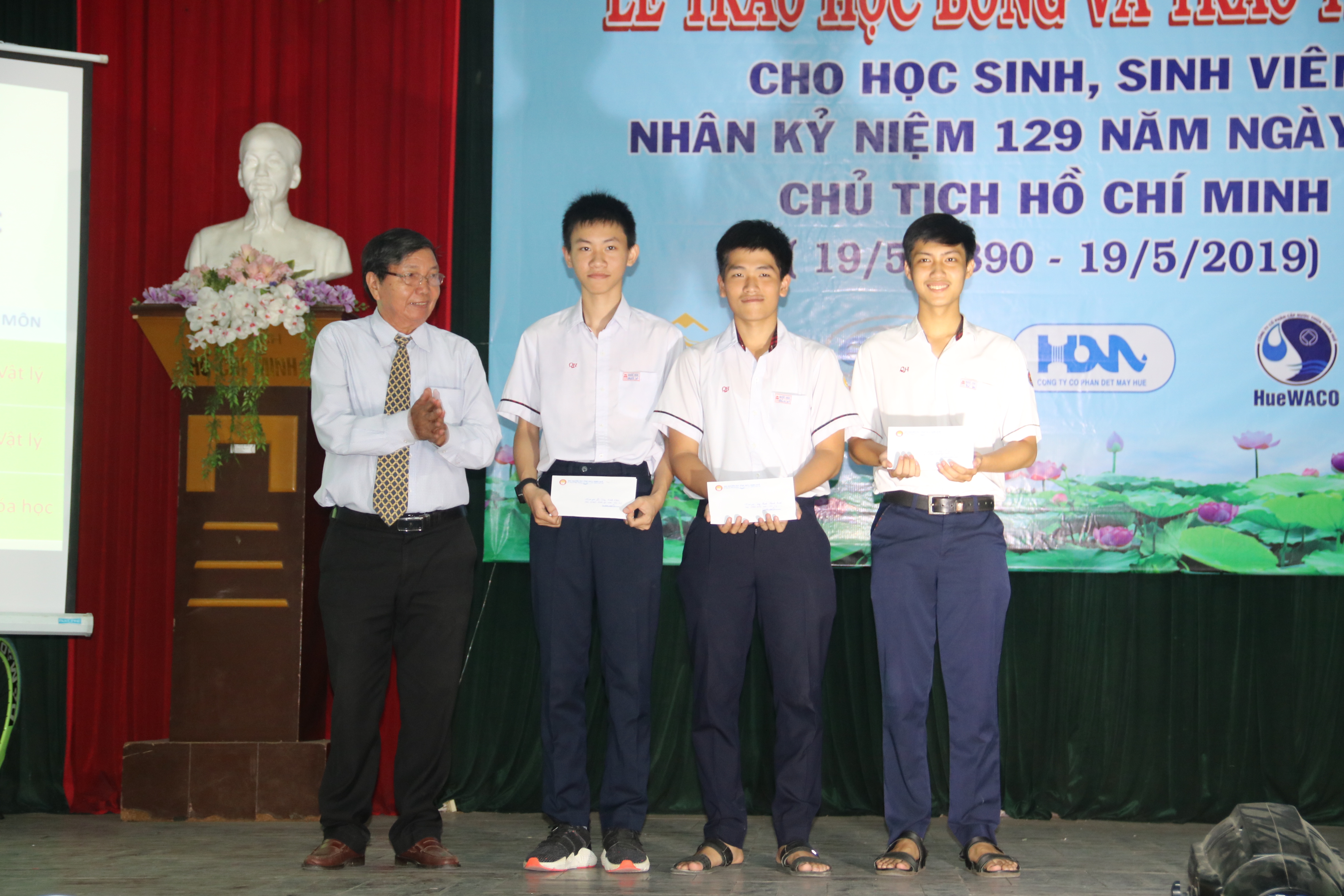 Trao học bổng khuyến học, khuyến tài cho học sinh giỏi và có hoàn cảnh khó khăn