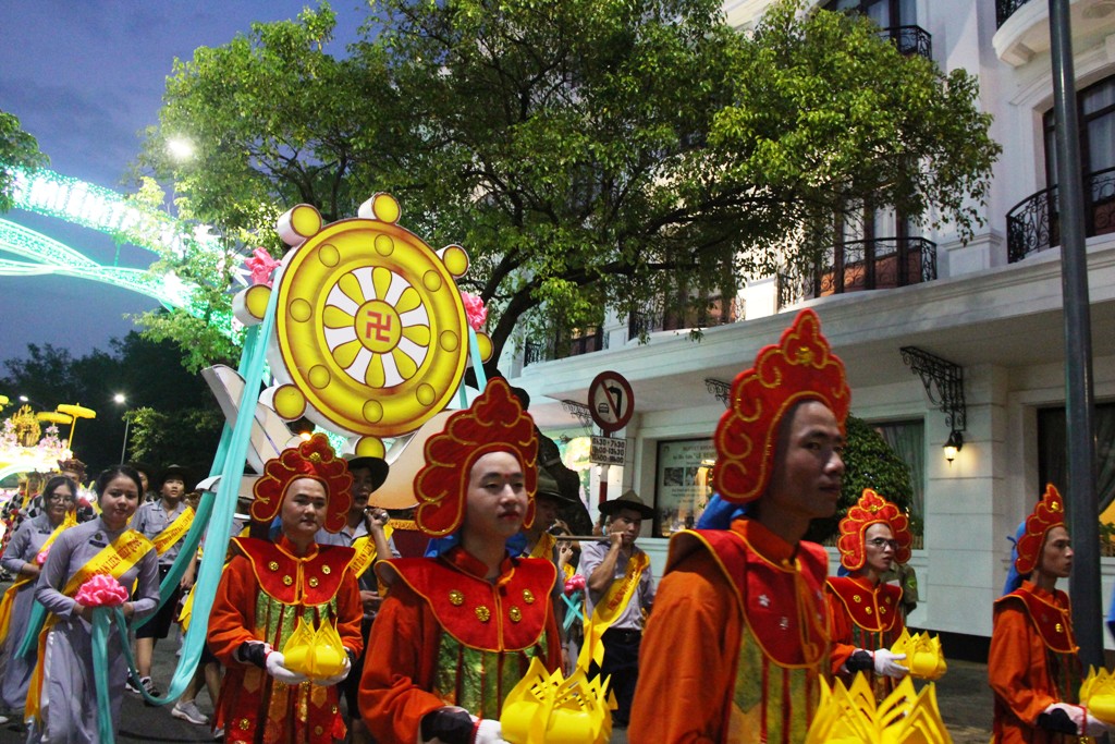 Thousands of people participating in the procession of escorting Buddha and praying for peace