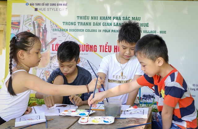 Học sinh trải nghiệm tranh dân gian làng Sình