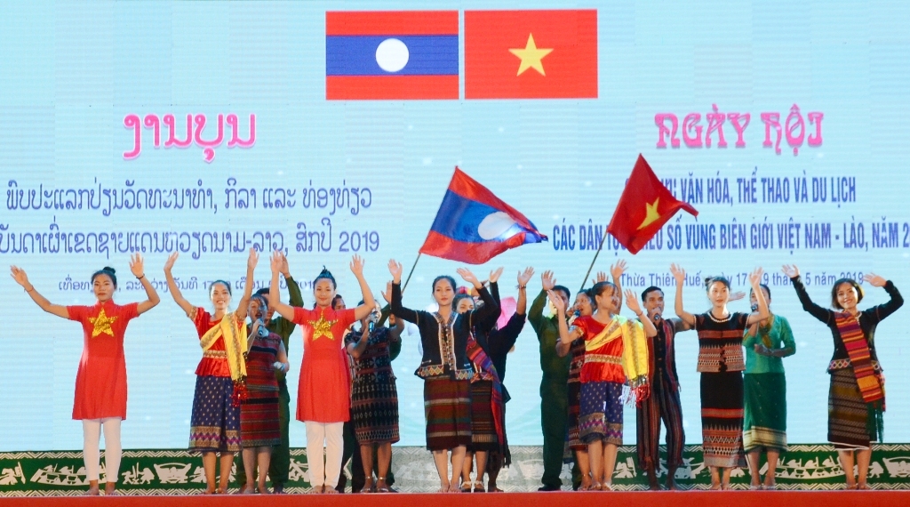 Performing arts and traditional costumes of ethnic peoples of Vietnam - Laos