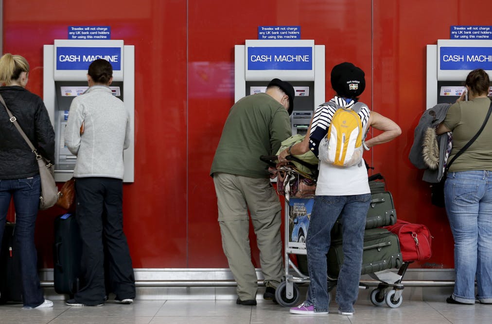 Số lượng máy ATM trên toàn thế giới lần đầu tiên sụt giảm