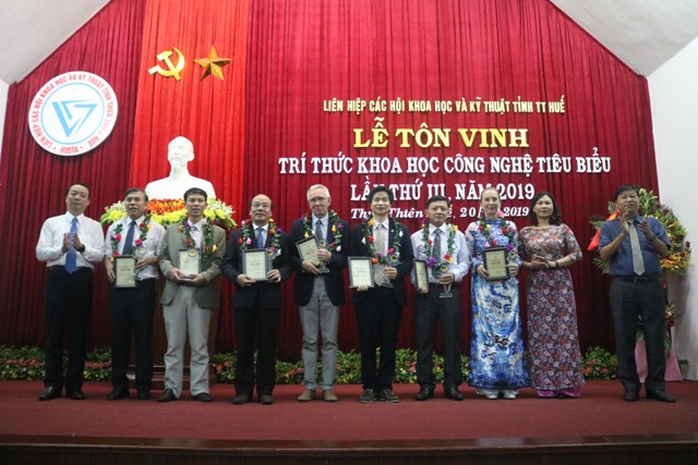 Thua Thien Hue province honors sixteen outstanding intellectuals in science and technology