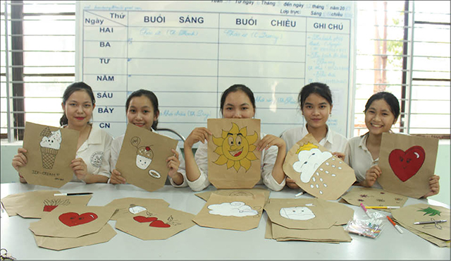 Túi giấy của học sinh Trường THPT Đặng Huy Trứ