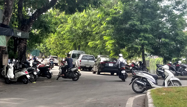 Nhiều xe ô tô đậu đỗ sai quy định