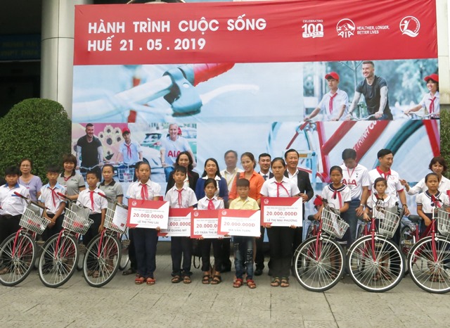 AIA Việt Nam tặng xe đạp và bảo hiểm cho 30 trẻ em khó khăn