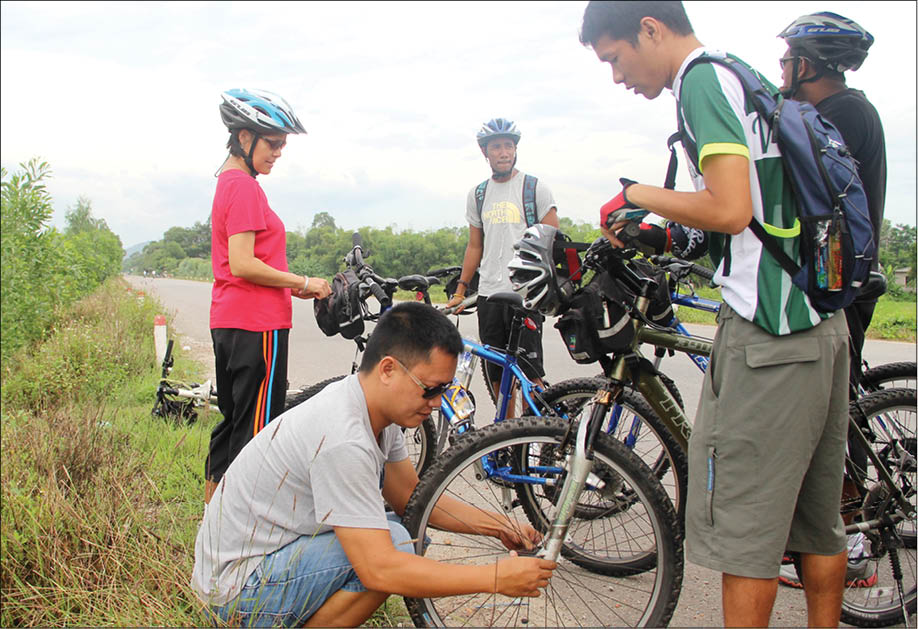 Trèo đèo, lội phá -mệt mà vui