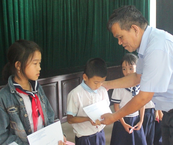 Hương Thủy Trao 56 suất học bổng cho học sinh nghèo vượt khó